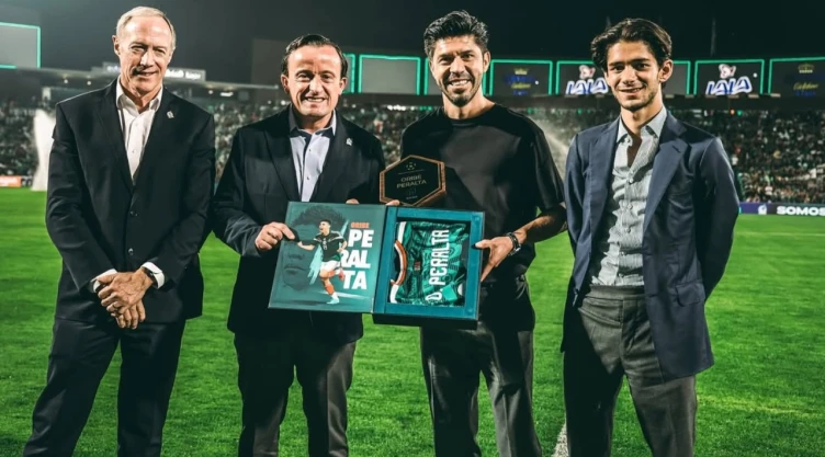 Oribe Peralta fue homenajeado