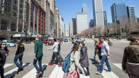 Personas caminan por una calle de Chicago, en Illinois.