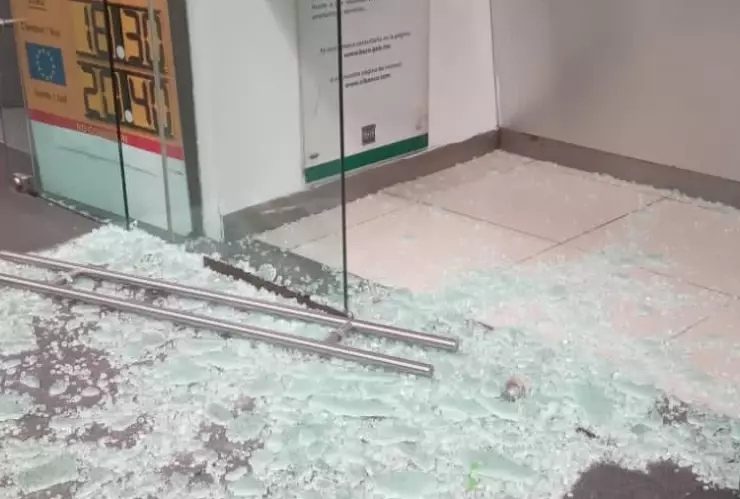 momento-se-rompe-puerta-vidrio-banco-en-terminal-2-aicm-video