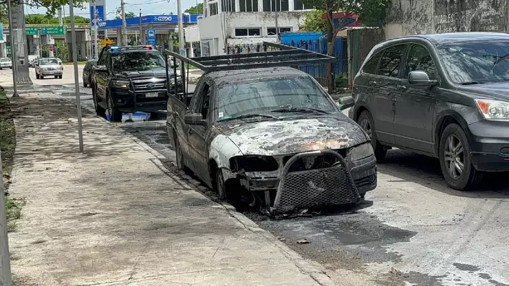 Camioneta es consumida por un incendio