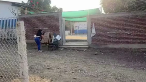 Funcionaria de casilla llega con material electoral en carretilla y le aplauden en redes sociales