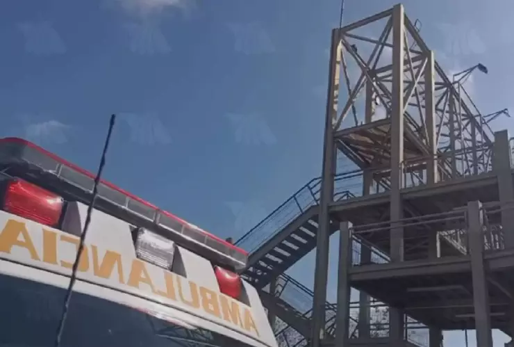 VIDEO_ Persona sube hasta lo alto de un puente peatonal en Los Héroes