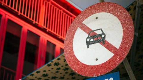 Letrero que indica que no se puede a acceder esa zona en auto