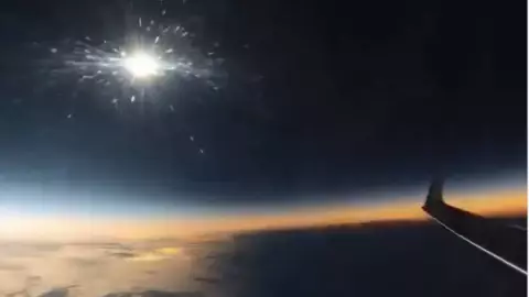 Video_ ¡Impresionante! Así se vio el eclipse solar desde un avión