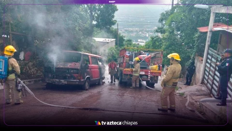 ¡Auto en llamas en rampa de la Patria Nueva! Tráfico detenido en la colonia 27 de Febrero