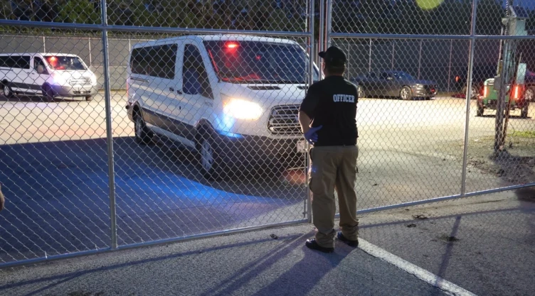 Construido en 8 días, Alligator Alcatraz recibió a los primero migrantes arrestados en Florida.