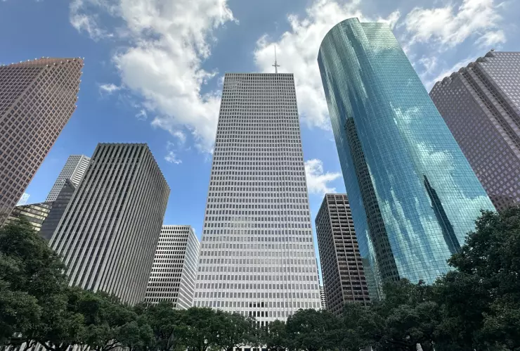 Vista desde abajo de edificios en Houston, Texas.