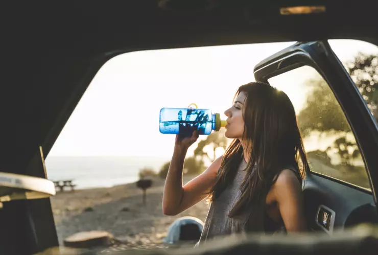 Este es el peor peligro de beber agua que se calentó en tu coche