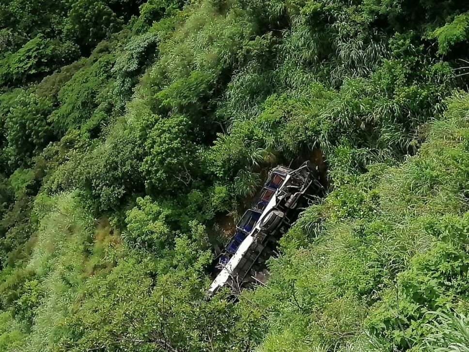 Autobús de pasajeros cae a barranco en Chiapas