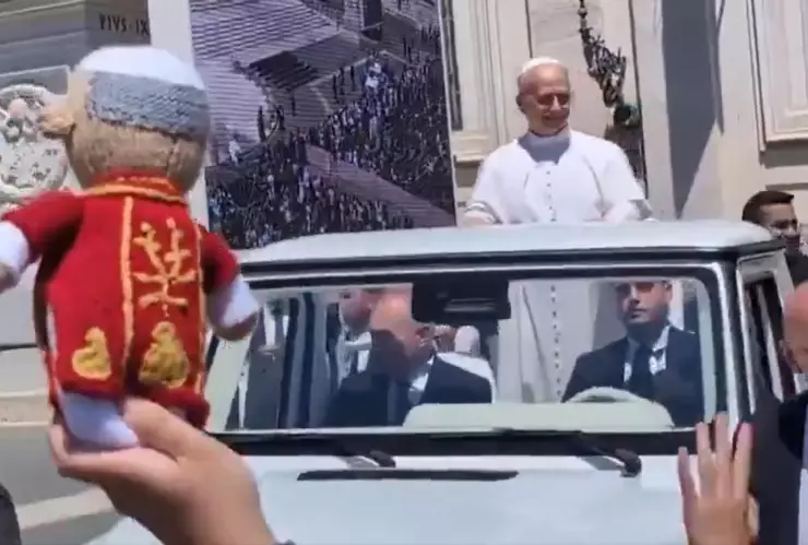 Papa León XIV y el peluche que recibió.jpg