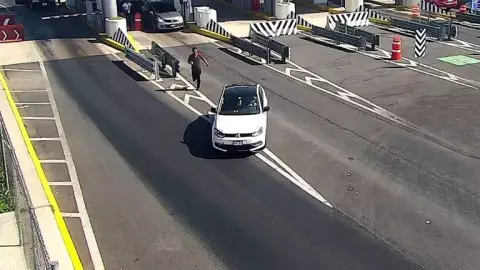 Atacan a balazos a mujer policía en caseta de cobro