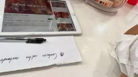 Para ascender su carrera como cantante, Yeri Mua habría tomado clases de canto y así lo informó