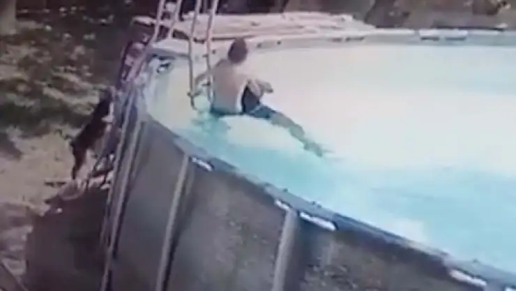Video Niño salvó a su madre de morir ahogada, tras una convulsión
