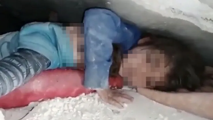 Niña bajo escombros protege a su hermanito durante 17 horas en Turquía