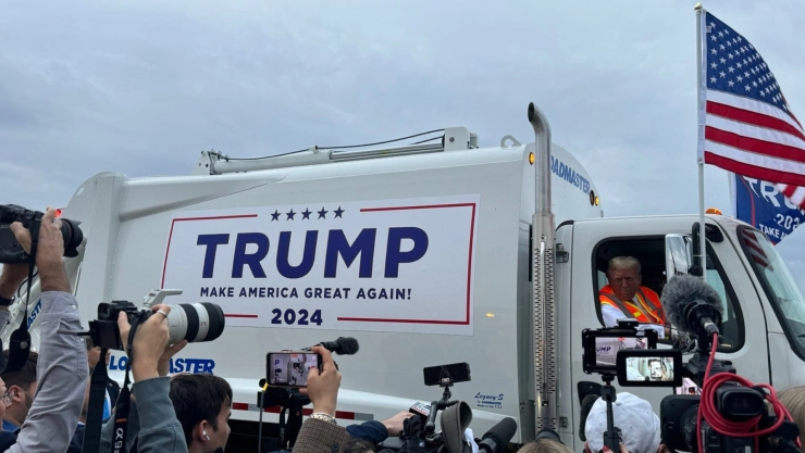 Donald Trump aparece subido a un camión de basura.