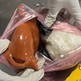Cocaína en artesanía de Perú.jpg