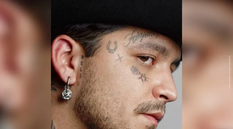 Tatuador revela secretos de los ojos de Belinda en el pecho de Nodal.