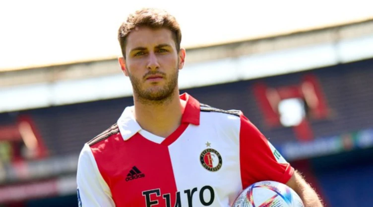 Santiago Giménez con la camiseta del Feyenoord