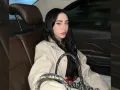 Nicki en el auto.jpg