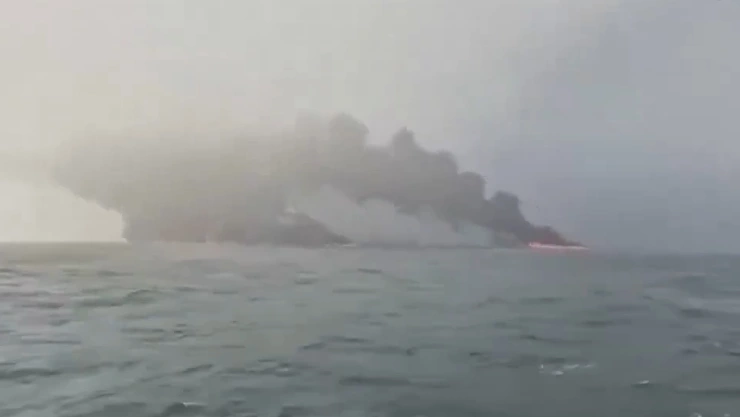 Captan incendio de barcos que chocaron en Inglaterra; reportan una persona fallecida