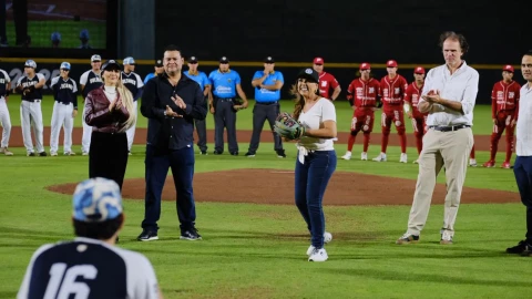 Lanza Mara Lezama la primera bola en la Gran Final del torneo Rising Stars 2025 en Quintana Roo