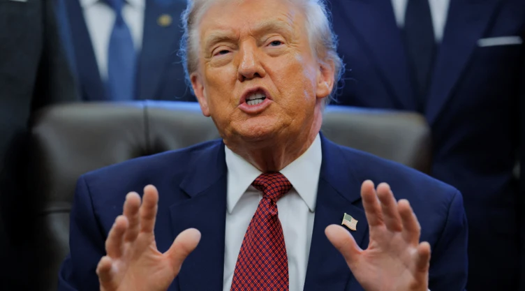 El presidente de Estados Unidos, Donald Trump hablando desde la oficina oval en Washington D.C.