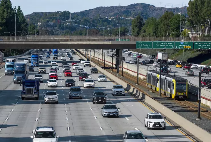 Autos circulan por carretera de Los Ángeles, California
