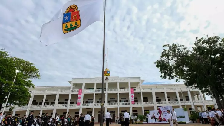 Realizan el izamiento de la bandera por el 51 aniversario de Quintana Roo