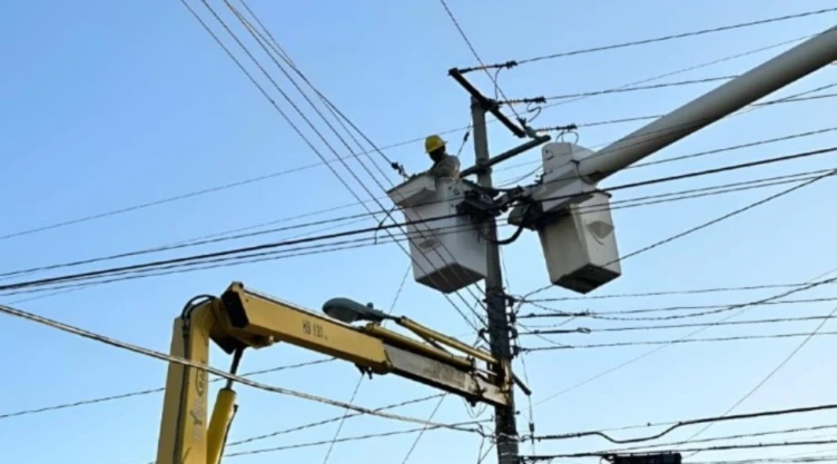 Apagón afecta a Yucatán Quintana Roo y Chiapas tras falla en dos líneas de transmisión la CFE trabaja para restablecer el serv.webp