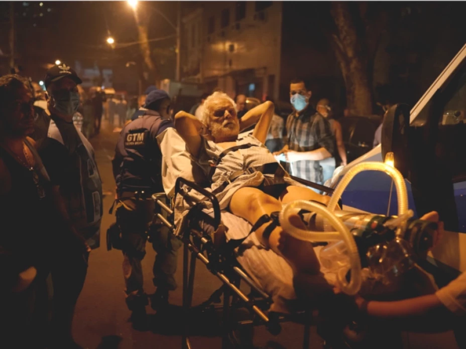 Pacientes en camillas-Brasil