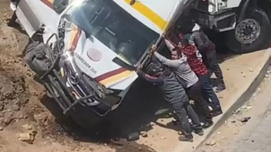 Fuerte accidente vehicular en Bulevar 2000 hoy 2 de mayo de 2025