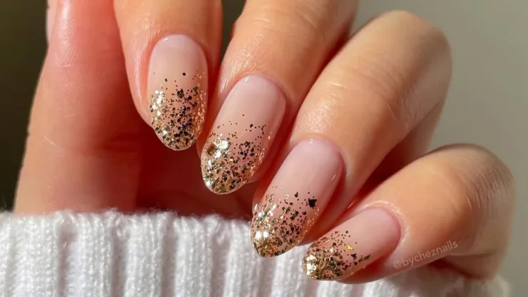 uñas doradas para mujeres de 50 y 60 años
