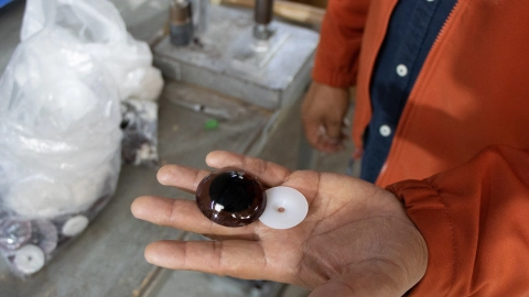 Mano sosteniendo ojos para muñeco de peluche en México