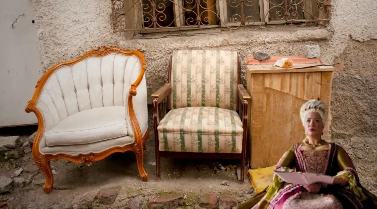 Ideas DIY 5 ideas creativas para transformar muebles viejos inspirados en Bridgerton.jpg