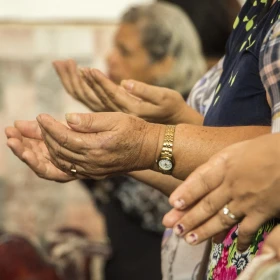 Mujeres orando.