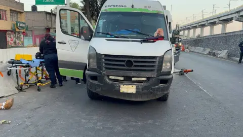 Choque en la México-Puebla: Tráiler prensa a hombre dentro de un camión de pasajeros