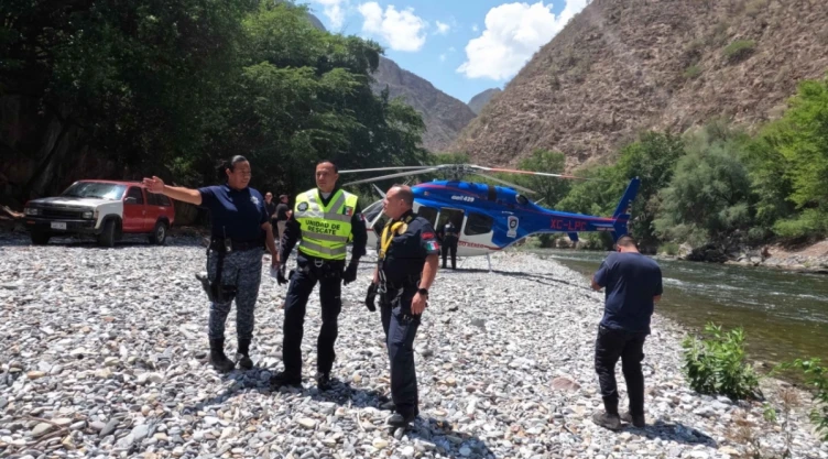 Rescatan a 2 atrapados en río Moctezuma