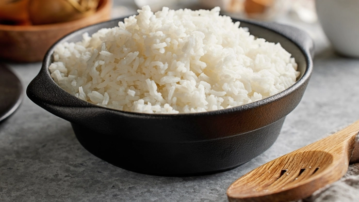 Un bowl de arroz blanco.