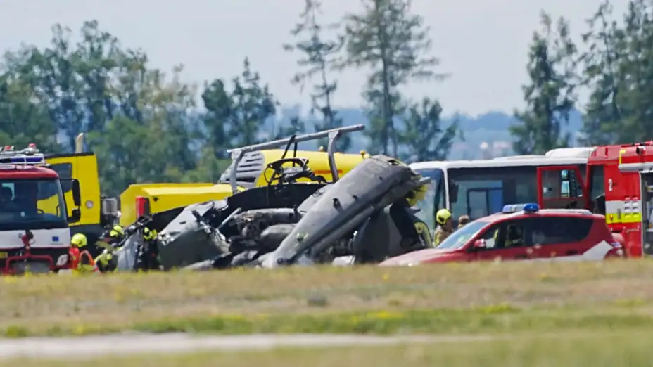 Restos de un helicóptero militar luego de estrellarse en República Checa.