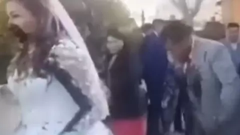 FOTO Mujer ensucia de excremento a su ex y a su esposa en plena boda