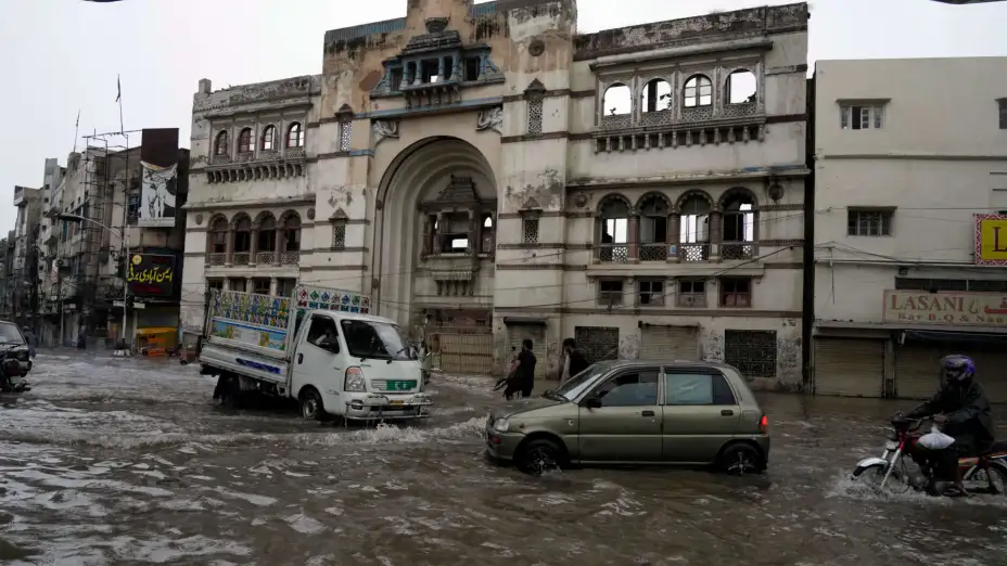 Calles inundadas por las lluvias en Lahore, Pakistán.