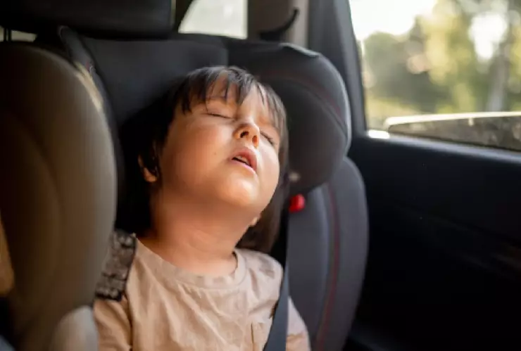 Menor muere tras pasar 9 hora encerrado en auto.