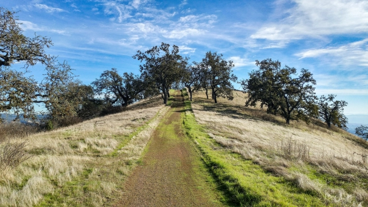una hermosa vista del sendero Joseph D. Grant County Park