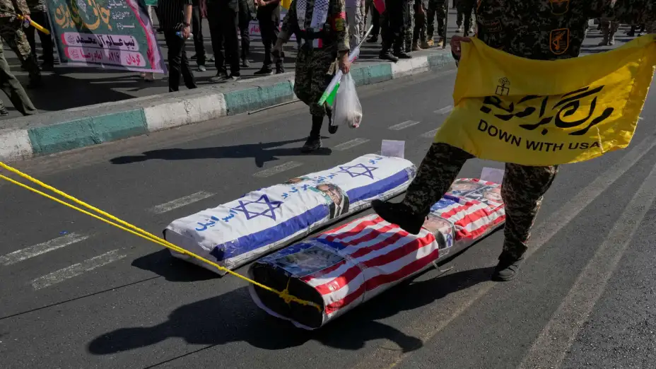 Soldados iraníes pisa ataúdes simulados con banderas de Israel y EU.