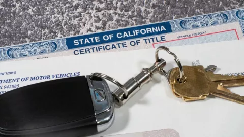 Un certificado de título de propiedad de California.