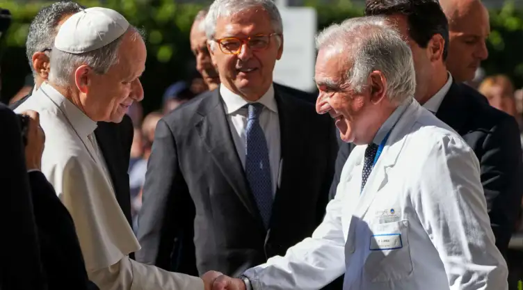 León XIV con el director médico Andrea Cambieri en la Policlínica Agostino Gemelli.