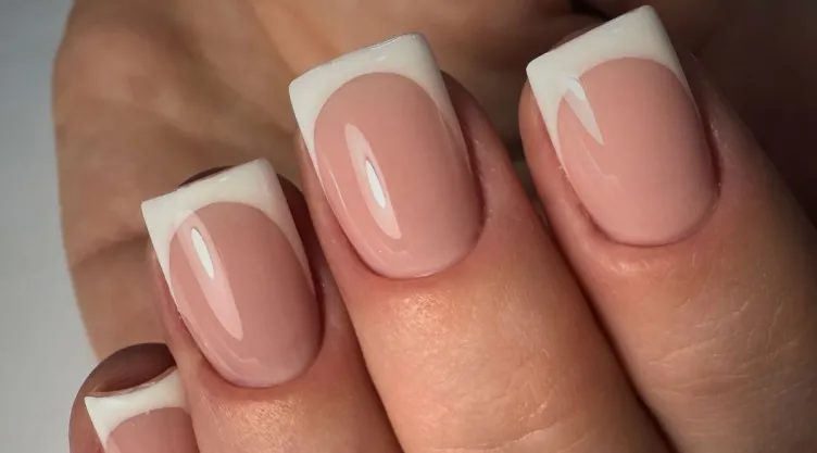 Tips para pintar uñas cuadradas y disimular los bordes desgastados.jpg
