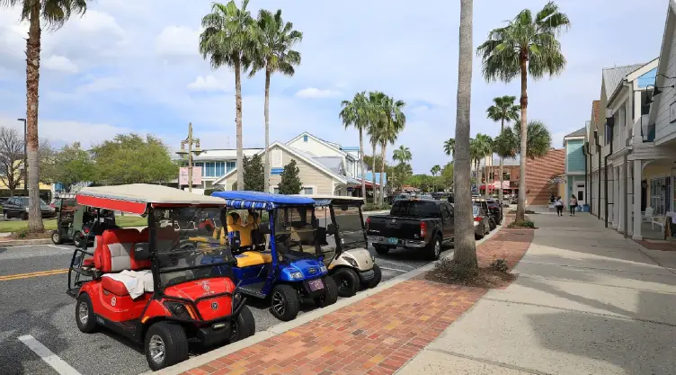 un hermoso día soleado en la comunidad de The Villages en Florida