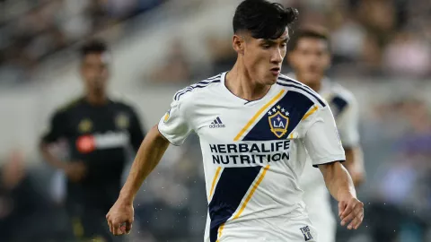 El jugador mexicano Uriel Antuna en un partido con el LA Galaxy contra el LAFC. Imagen: Reuters