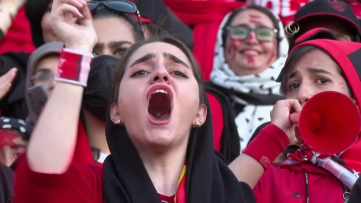 Irán suaviza prohibición para que mujeres asistan a estadios de fútbol.